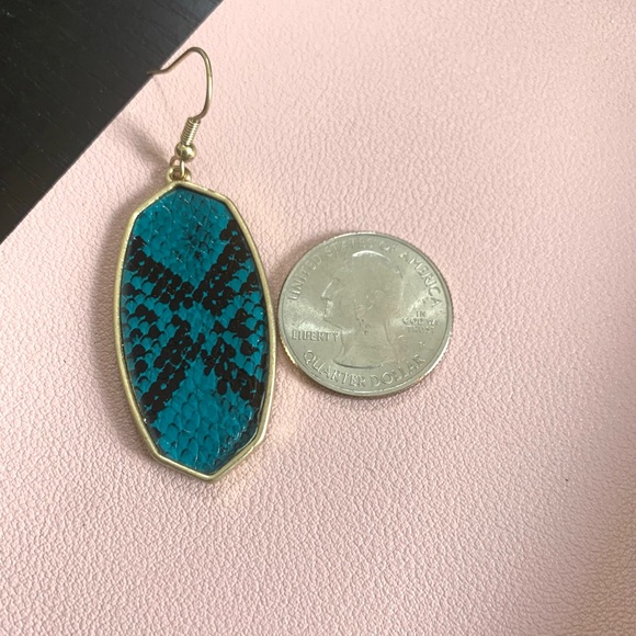 ❤️NWT *BOUTIQUE*   GORGEOUS FAUX LEATHER SNAKE PRINT EARRINGS - Picture 3 of 4